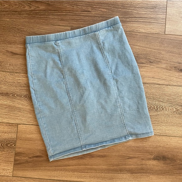 Haute Monde Dresses & Skirts - Haute Monde Light Wash Denim Skirt Medium